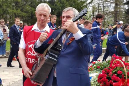 Омск. Коммунисты возложили цветы к Вечному Огню