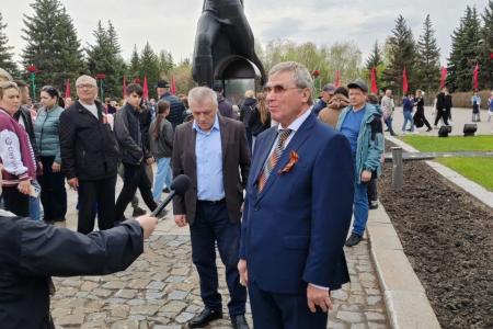 Омск. Коммунисты возложили цветы к Вечному Огню