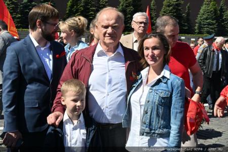 У красного галстука – цвет Победы!