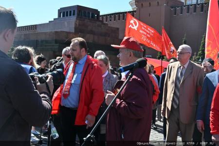 У красного галстука – цвет Победы!