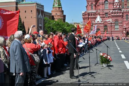 У красного галстука – цвет Победы!