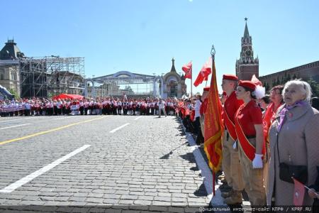 У красного галстука – цвет Победы!