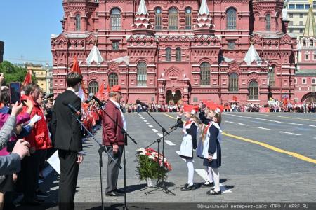 У красного галстука – цвет Победы!
