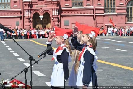 У красного галстука – цвет Победы!