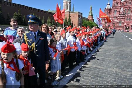У красного галстука – цвет Победы!