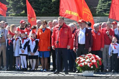 У красного галстука – цвет Победы!