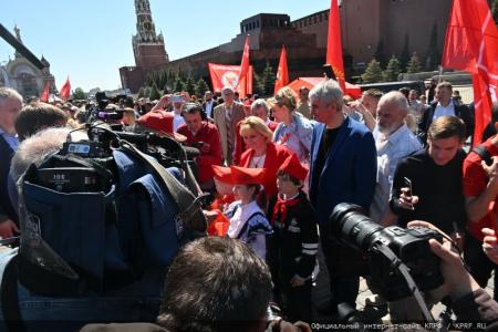 У красного галстука – цвет Победы!