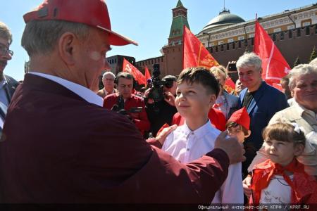 У красного галстука – цвет Победы!