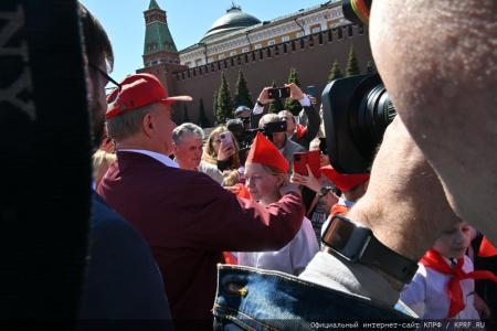 У красного галстука – цвет Победы!