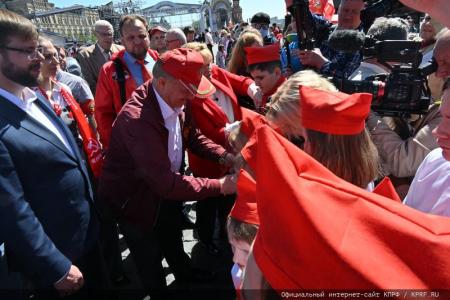 У красного галстука – цвет Победы!