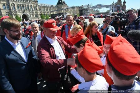 У красного галстука – цвет Победы!
