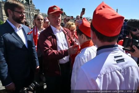 У красного галстука – цвет Победы!