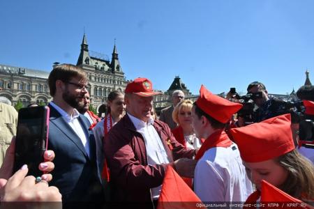 У красного галстука – цвет Победы!