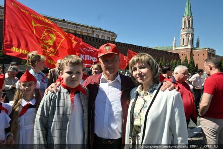 У красного галстука – цвет Победы!