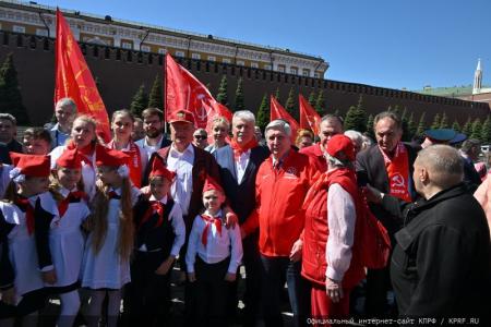 У красного галстука – цвет Победы!