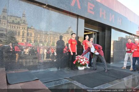 У красного галстука – цвет Победы!