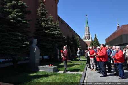 У красного галстука – цвет Победы!