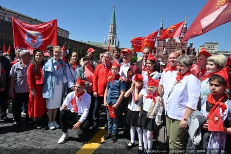 У красного галстука – цвет Победы!