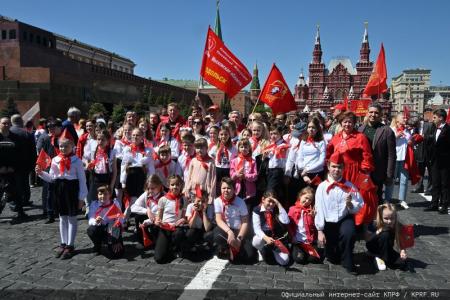 У красного галстука – цвет Победы!