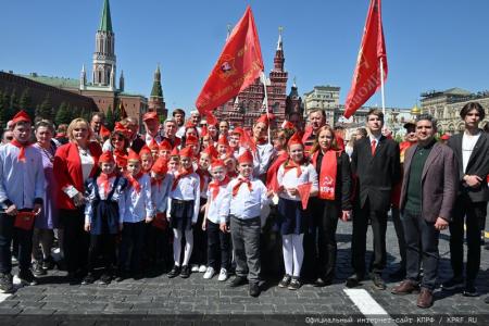 У красного галстука – цвет Победы!
