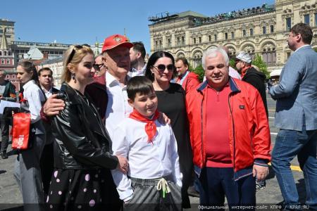 У красного галстука – цвет Победы!