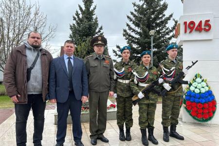 Коммунисты Тюмени приняли участие в организации марш-броска «Зеленый десант», посвященный празднованию Победы в Великой Отечественной войне