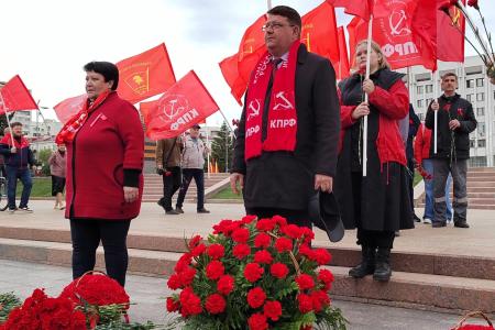 Коммунисты Самары возложили цветы к Вечному огню в знак благодарности героям Великой Отечественной войны