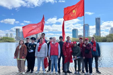 Екатеринбург. Красное знамя – на Майской прогулке
