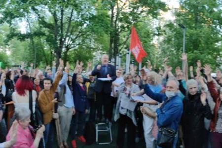 Москва. Массовая депутатская встреча в Лосиноостровском районе. Сергей Обухов поддержал требования против строительства "автобана"
