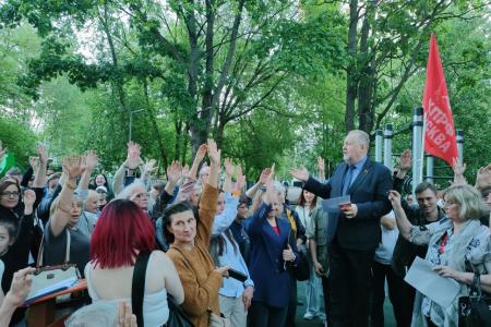 Москва. Массовая депутатская встреча в Лосиноостровском районе. Сергей Обухов поддержал требования против строительства "автобана"