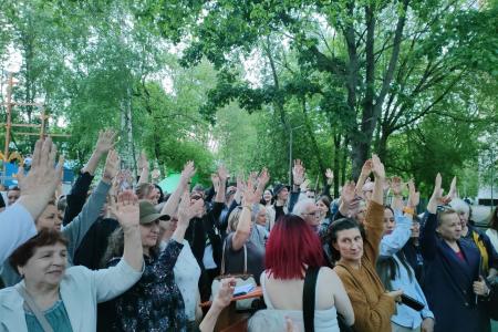 Москва. Массовая депутатская встреча в Лосиноостровском районе. Сергей Обухов поддержал требования против строительства "автобана"