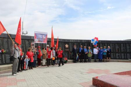Забайкальские коммунисты украсили торжественные митинги копиями Знамени Победы 9 Мая