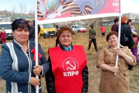 Забайкальские коммунисты украсили торжественные митинги копиями Знамени Победы 9 Мая