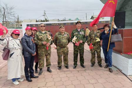 Забайкальские коммунисты украсили торжественные митинги копиями Знамени Победы 9 Мая
