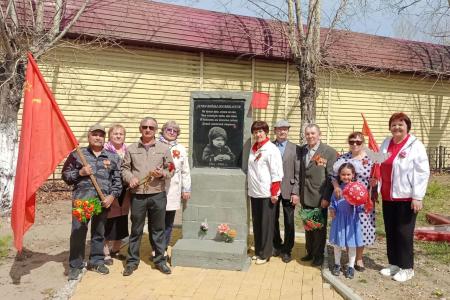 Забайкальские коммунисты украсили торжественные митинги копиями Знамени Победы 9 Мая