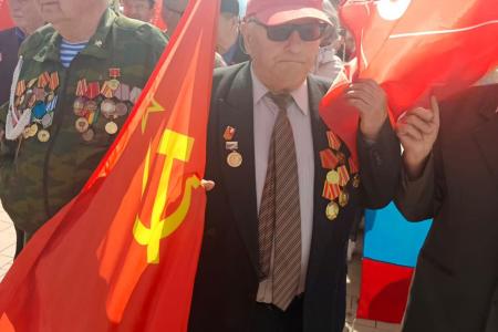 Забайкальские коммунисты украсили торжественные митинги копиями Знамени Победы 9 Мая