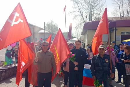 Забайкальские коммунисты украсили торжественные митинги копиями Знамени Победы 9 Мая