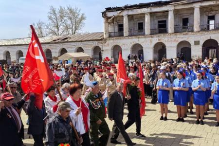 Забайкальские коммунисты украсили торжественные митинги копиями Знамени Победы 9 Мая