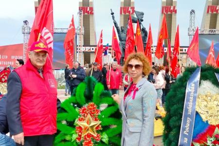 Забайкальские коммунисты украсили торжественные митинги копиями Знамени Победы 9 Мая