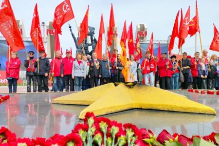 Забайкальские коммунисты украсили торжественные митинги копиями Знамени Победы 9 Мая
