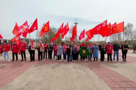 Забайкальские коммунисты украсили торжественные митинги копиями Знамени Победы 9 Мая