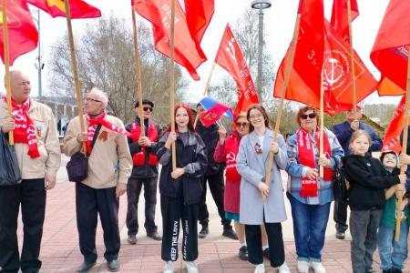 Забайкальские коммунисты украсили торжественные митинги копиями Знамени Победы 9 Мая