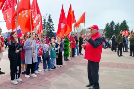 Забайкальские коммунисты украсили торжественные митинги копиями Знамени Победы 9 Мая