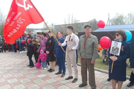 Забайкальские коммунисты украсили торжественные митинги копиями Знамени Победы 9 Мая