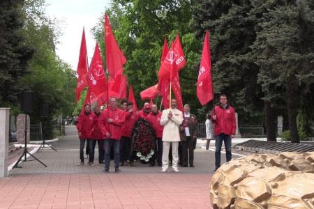 В преддверии Дня Победы саратовские коммунисты приняли участие в памятном мероприятии на Воскресенском мемориальном кладбище в Саратове