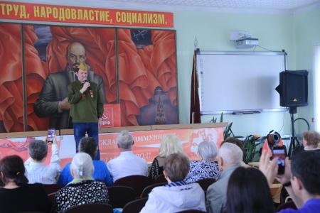 Омск. Коммунисты возложили цветы к Вечному Огню