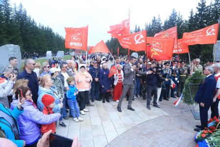 Омск. Коммунисты возложили цветы к Вечному Огню