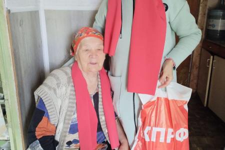 Калужский горком КПРФ, коммунисты микрорайона Куровской поздравили ветеранов с Днём Победы