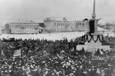 В столице Карачаево-Черкесии памятник Ленину заколачивают в ящик к 9 мая