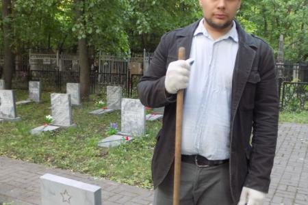 В Воронеже комсомольцы привели в порядок могилы красноармейцев, освобождавших город